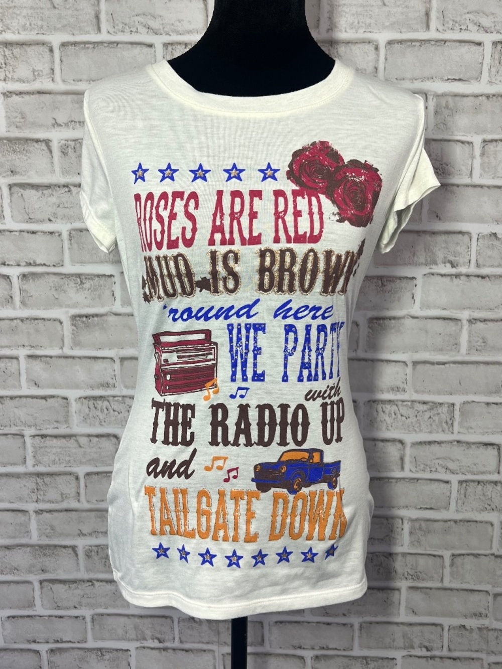 RANSOM • Roses Are Red Tailgate Country Graphic Tee Women’s Medium